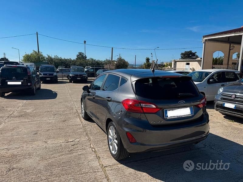 Usata Ford Fiesta Titanium 86 CV (63 kW) 2018 Grigio Utilitaria