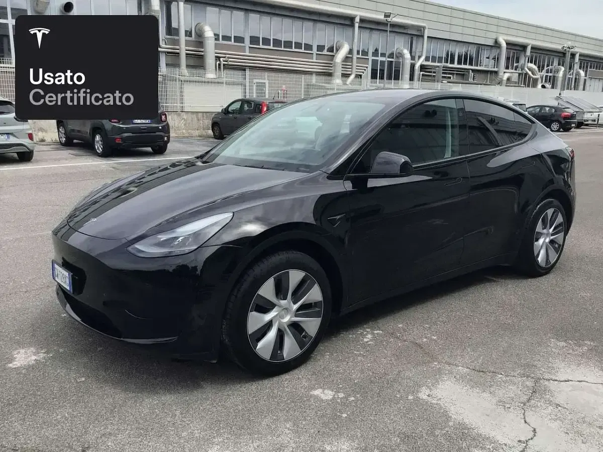 Usata Tesla Model Y RWD 203 kW (277 CV) 2024 Solid black SUV