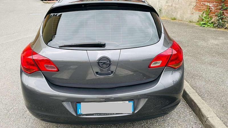 Usata Opel Astra 110 CV (80 kW) 2012 Berlina