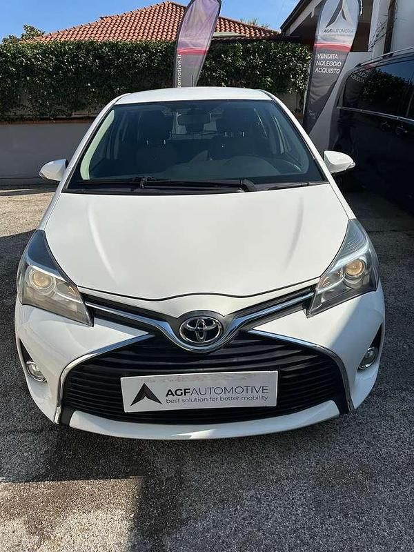 Bianco Usata 2015 Toyota Yaris Active Tre volumi | 10.500 € (Buon prezzo) - Immagine 1/4