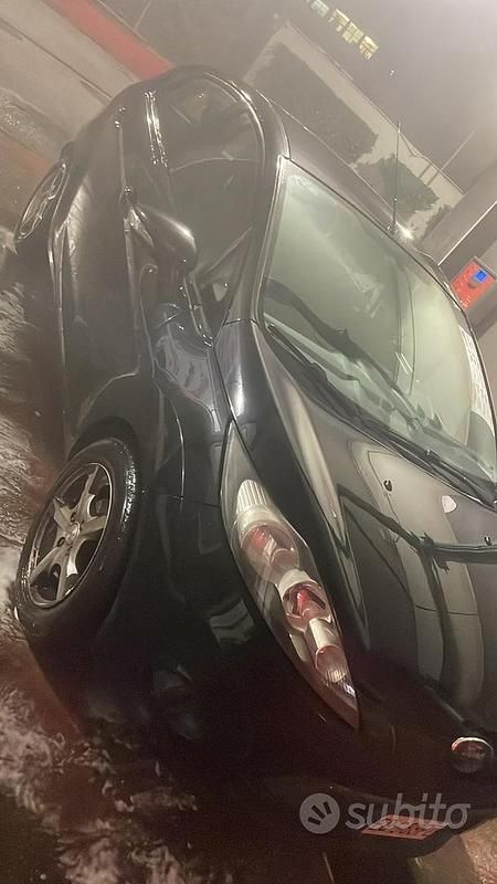 Usata Ford Fiesta 96 CV (70 kW) 2010 Nero Berlina