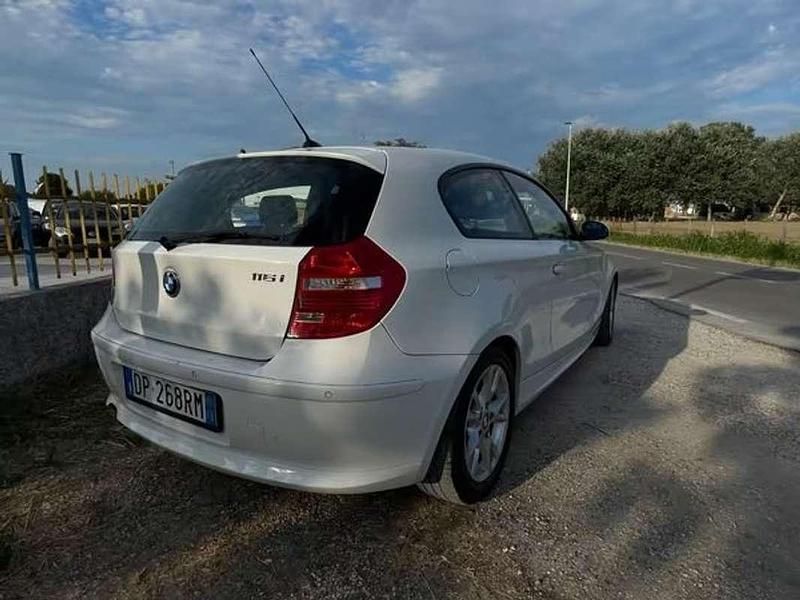 Usata BMW 116 122 CV (89 kW) 2008 Bianco Utilitaria