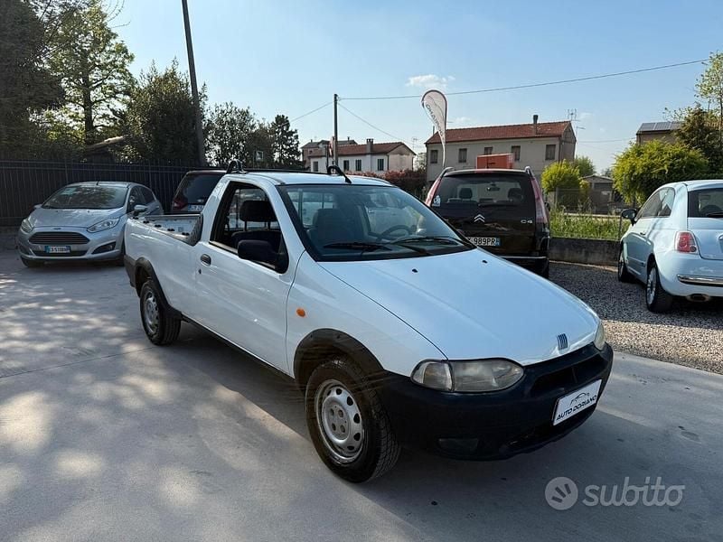 Usata Fiat Strada 63 CV (46 kW) 2001 Bianco Pick-up