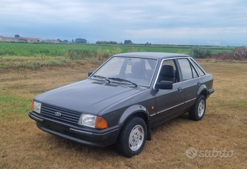 Usata Ford Escort 69 CV (50 kW) 1983 Grigio Berlina