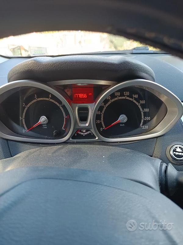 Usata Ford Fiesta 80 CV (58 kW) 2012 Grigio Utilitaria