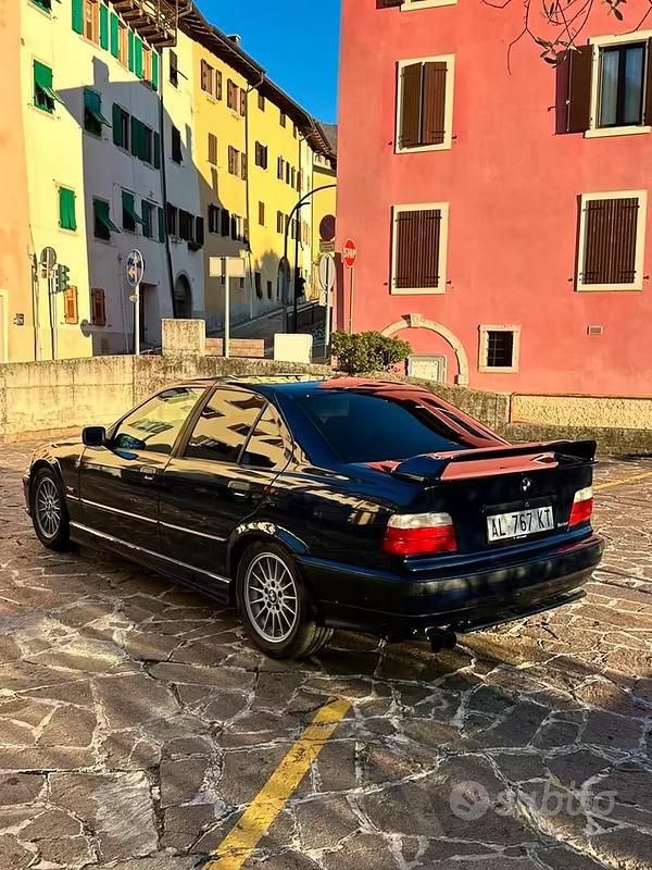 Usata BMW 318 115 CV (84 kW) 1994 Blu Berlina