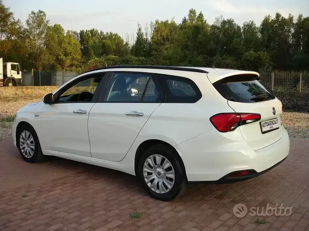 Usata Fiat Tipo Easy 120 CV (88 kW) 2016 Bianco pastello Station wagon