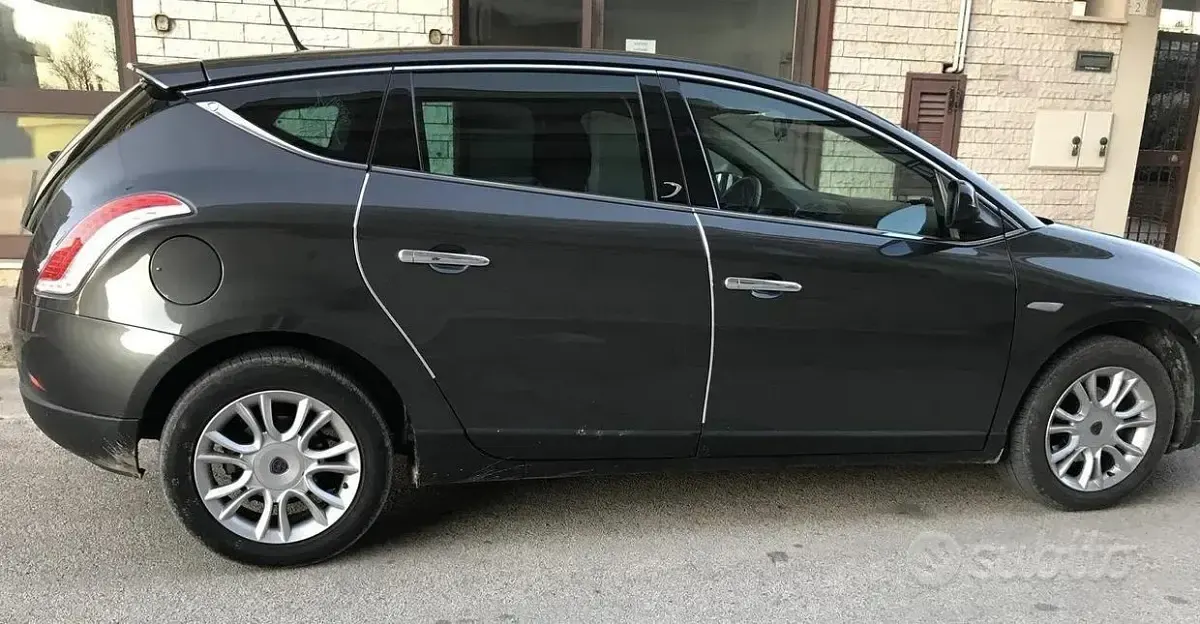 Usata Lancia Delta 120 CV (88 kW) 2011 Grigio Utilitaria