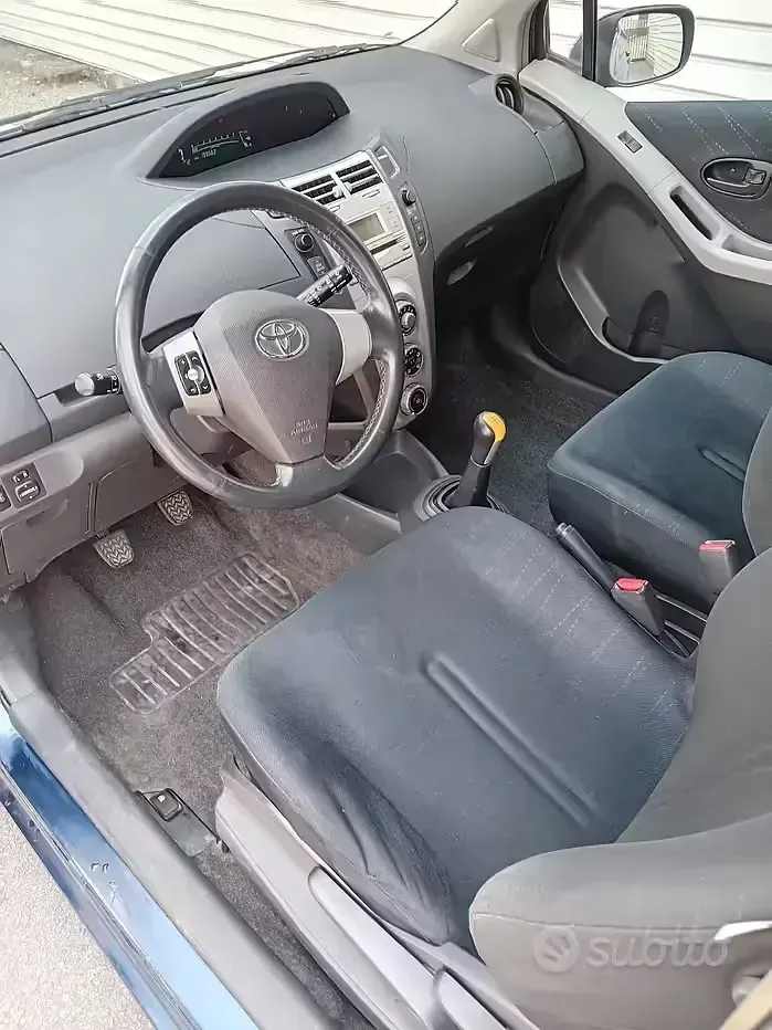 Usata Toyota Yaris 87 CV (63 kW) 2006 Bluazzurro Utilitaria