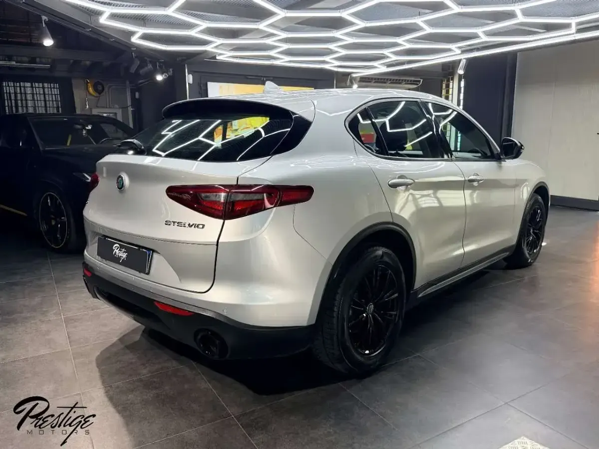 Usata Alfa Romeo Stelvio Sprint 190 CV (139 kW) 2021 Grigio silverstone SUV