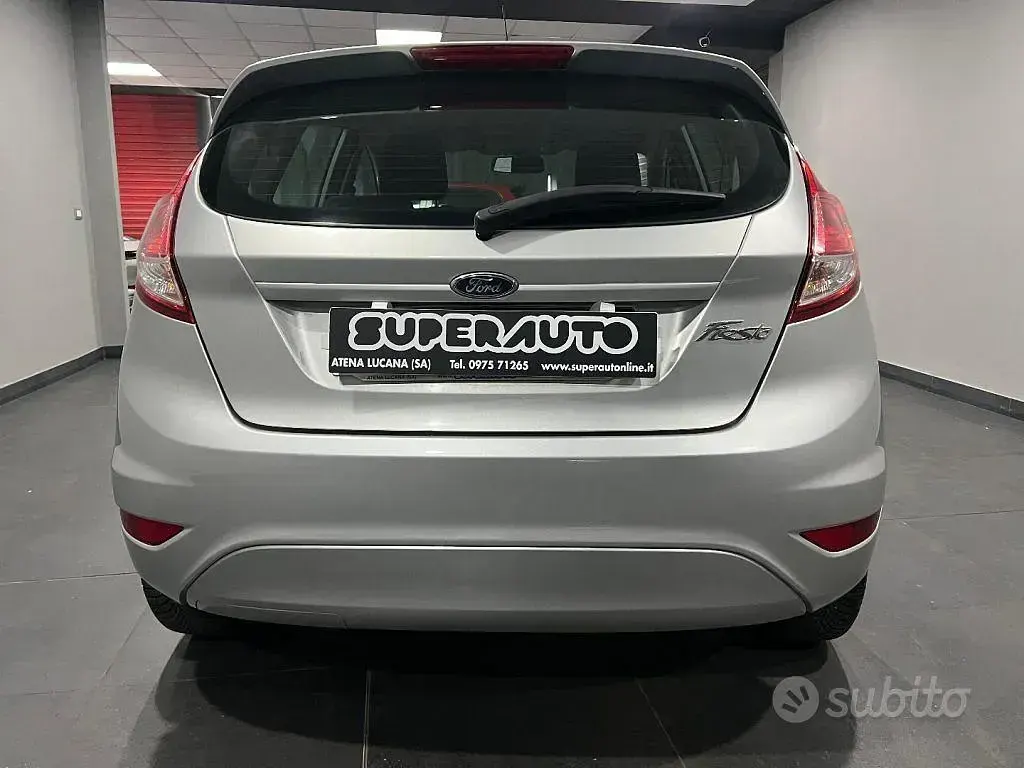 Usata Ford Fiesta 75 CV (55 kW) 2017 Grigio Utilitaria