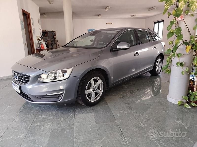 Grigio Usata 2018 Volvo V60 Station wagon | 7800 € (Super prezzo) - Immagine 1/4