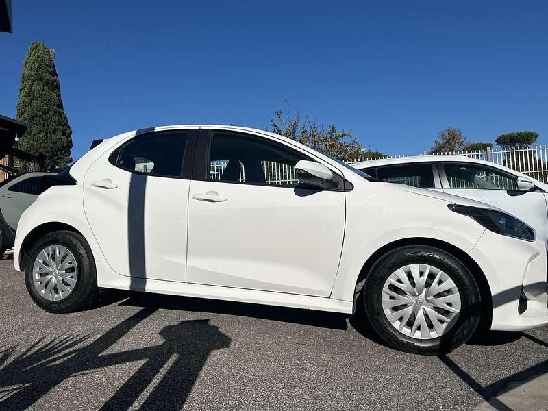 Usata Toyota Yaris Hybrid Active 92 CV (67 kW) 2022 Super white Berlina