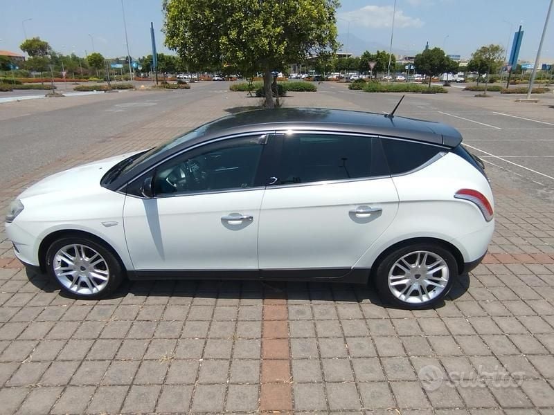 Bianco Usata 2011 Lancia Delta Due volumi | 6990 € - Immagine 1/4