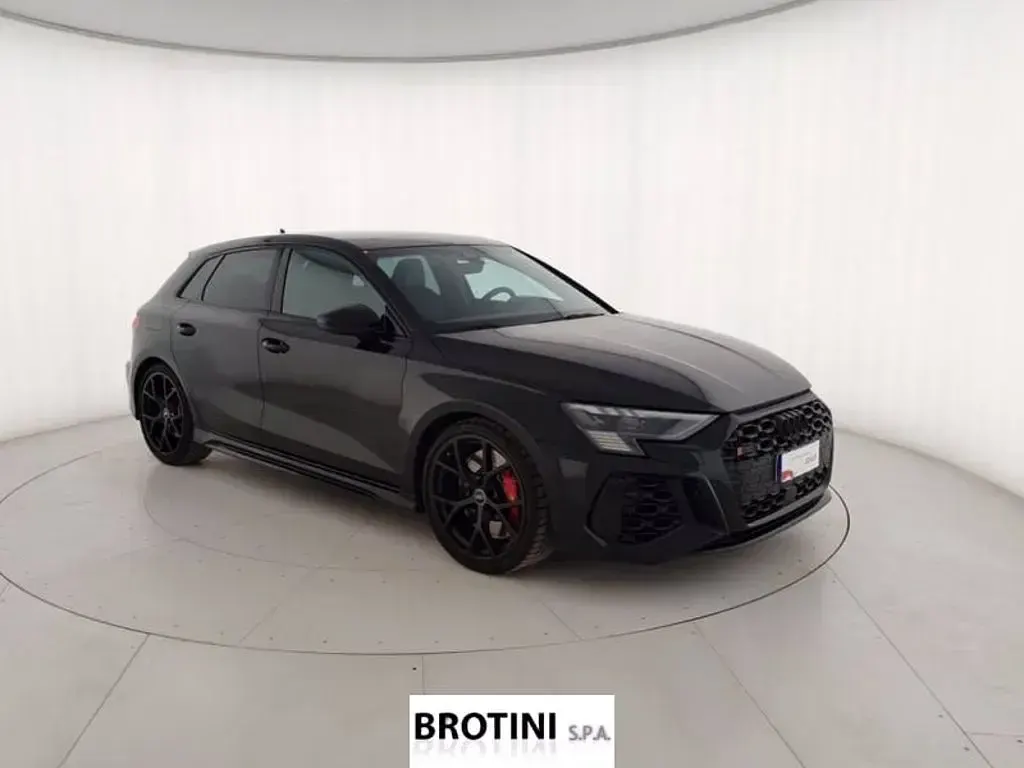 Usata Audi RS3 Sportback Ambiente 400 CV (294 kW) 2024 Nero mythos metallizzato Utilitaria