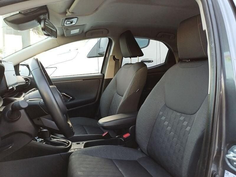Usata Toyota Yaris Hybrid Lounge 131 CV (96 kW) 2024 Grigio Utilitaria