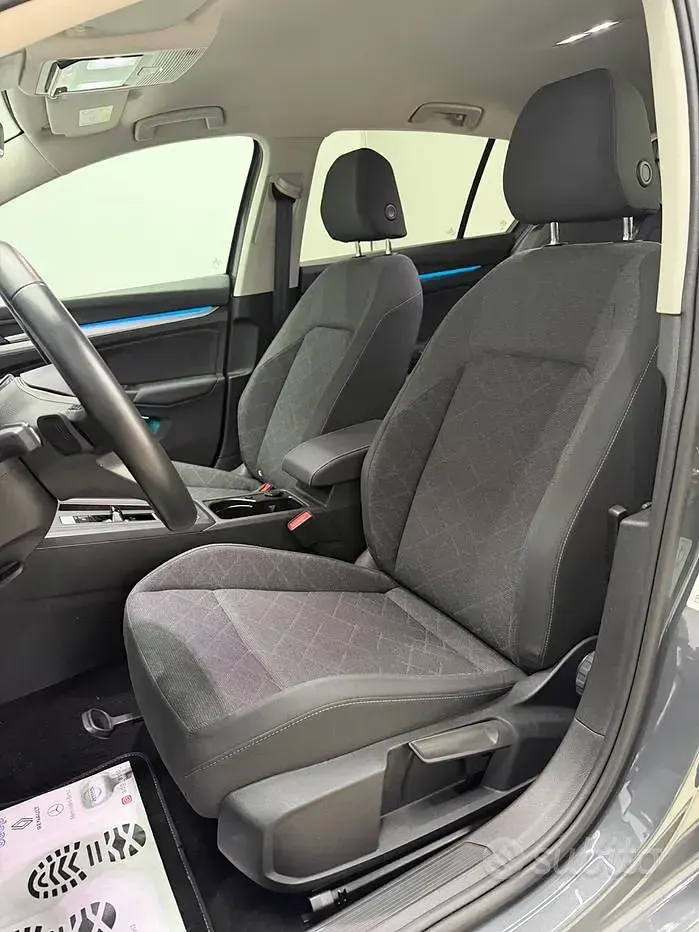 Usata VW Golf VIII Life 116 CV (85 kW) 2024 Grigio Berlina