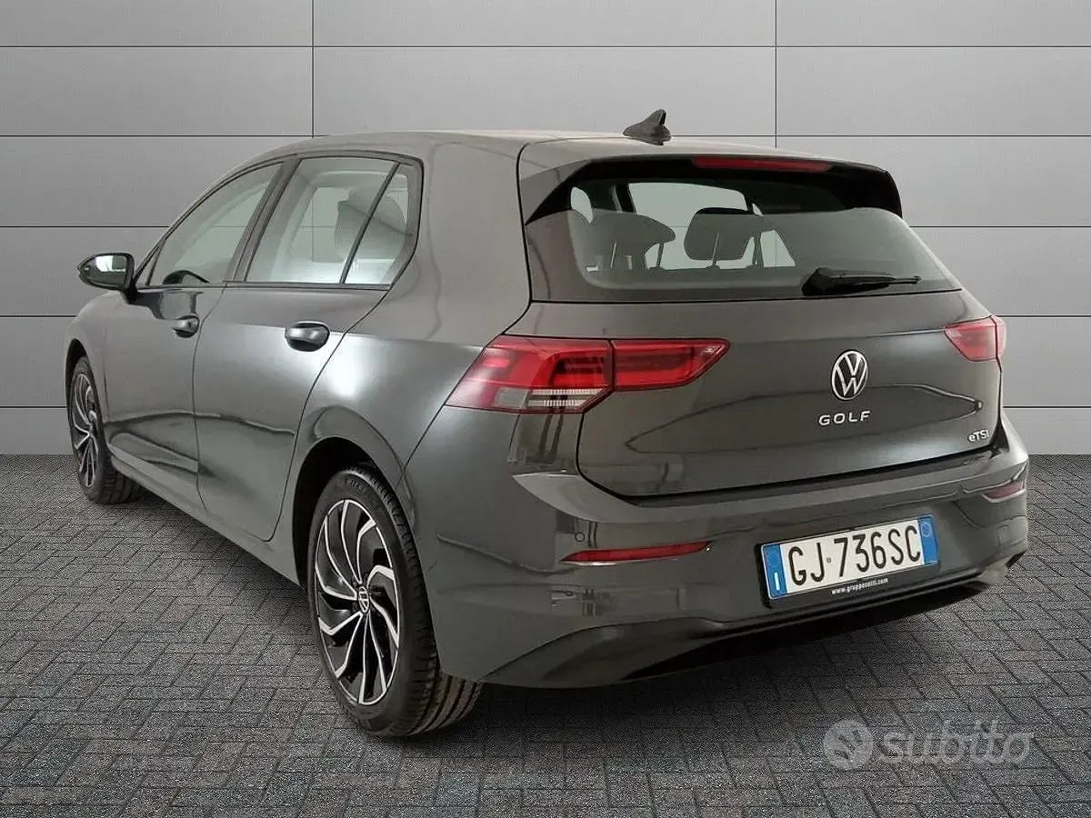 Usata VW Golf VIII Life 110 CV (80 kW) 2022 Grigio Berlina