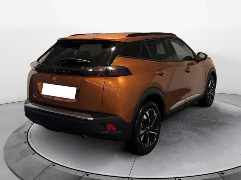Usata Peugeot 2008 Allure 102 CV (75 kW) 2022 Arancio SUV