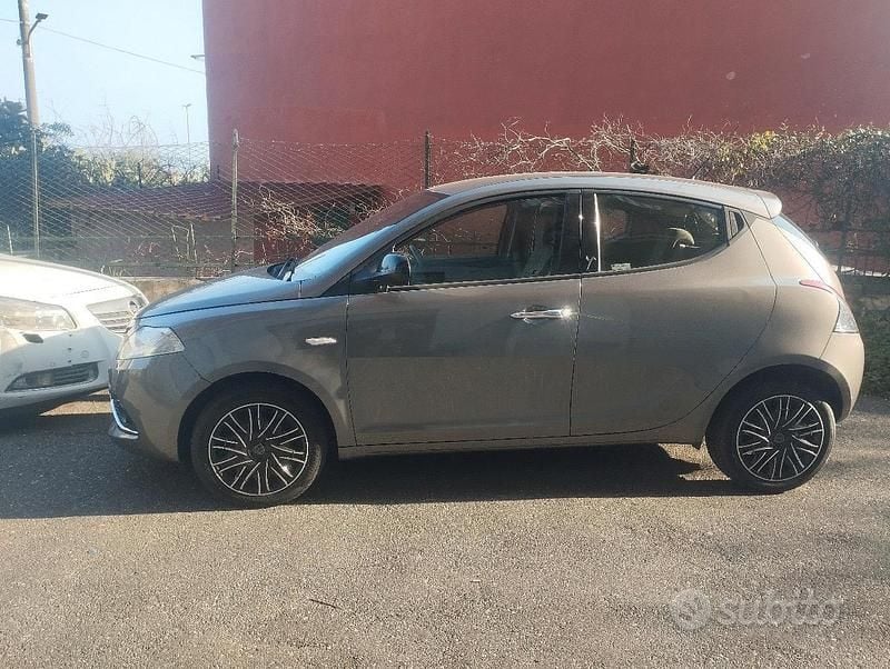 Usata Lancia Ypsilon 69 CV (50 kW) 2018 Grigio Utilitaria