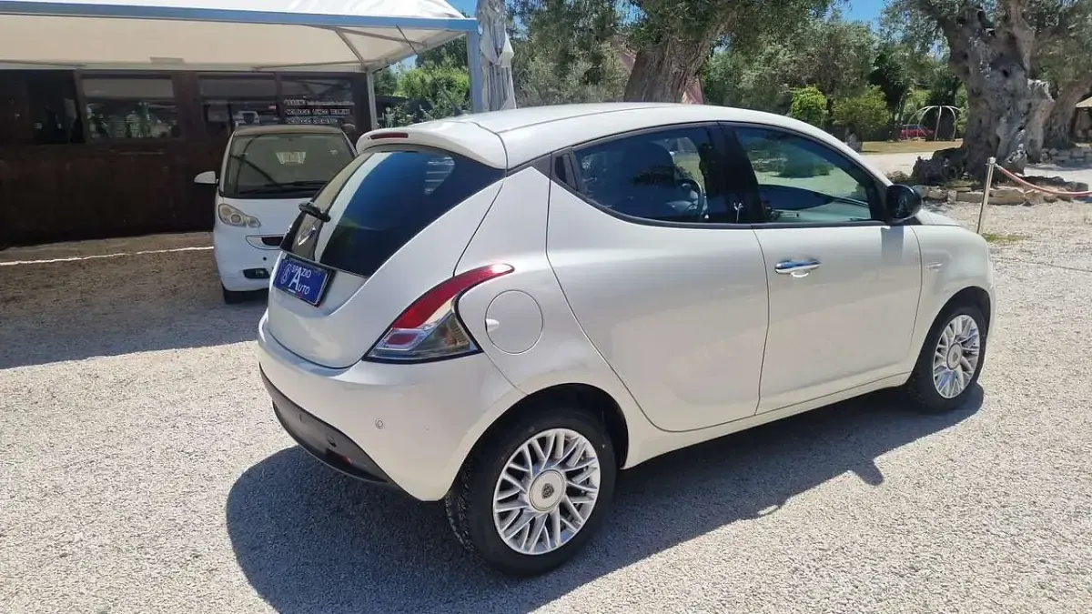 Usata Lancia Ypsilon Gold 69 CV (50 kW) 2015 Bianco Utilitaria