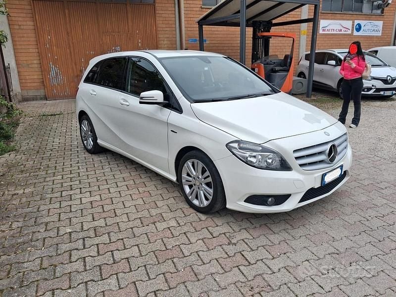 Usata Mercedes B180 Premium 122 CV (89 kW) 2012 Bianco Utilitaria
