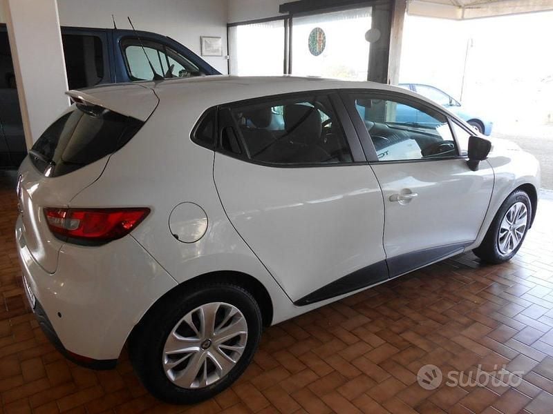 Usado Renault Clio IV 75 CV (55 kW) 2013 Blanco Berlina