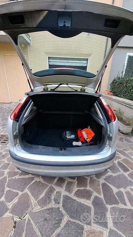 Usata Ford Focus 110 CV (80 kW) 2005 Grigio Berlina