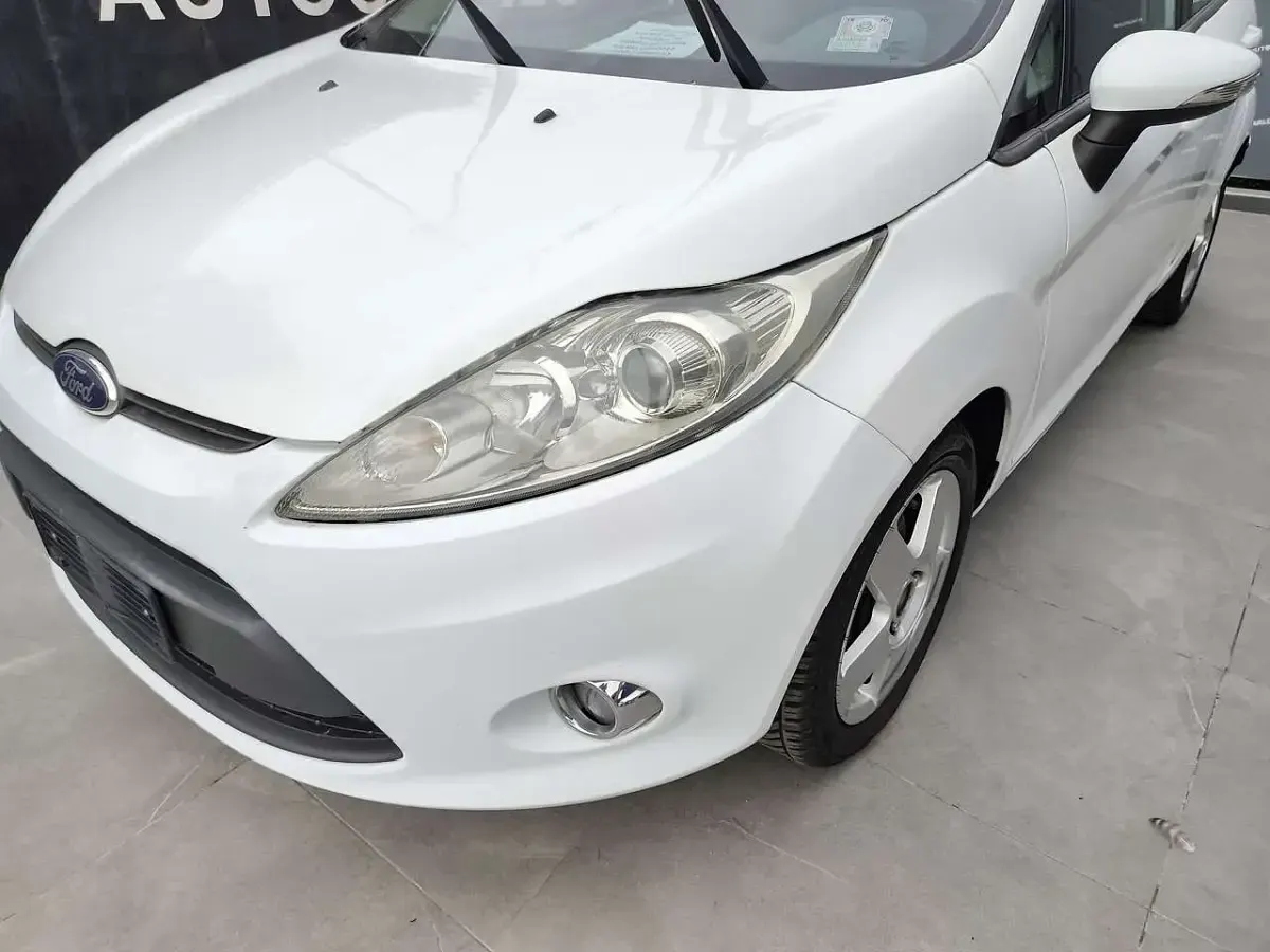 Usata Ford Fiesta Titanium 69 CV (50 kW) 2011 Biano polare Berlina