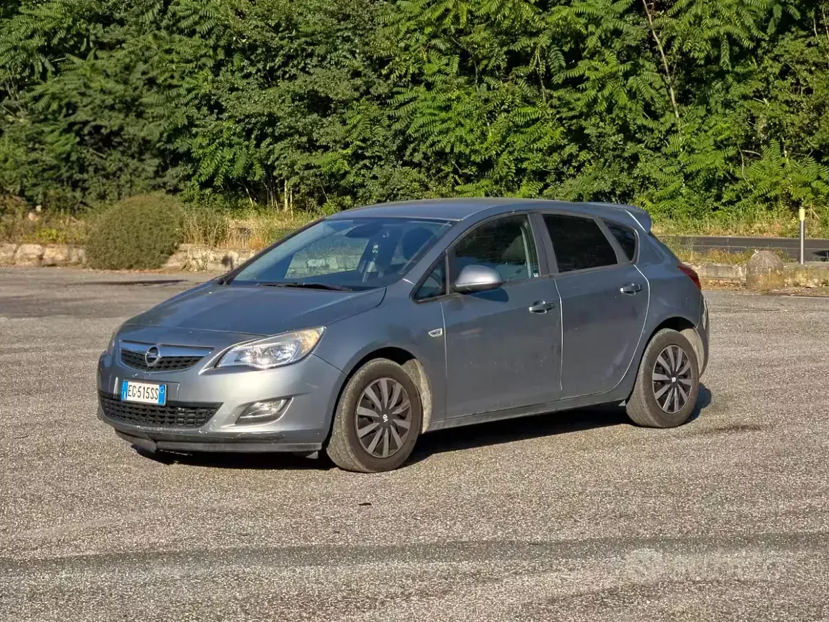 Usata Opel Astra Cosmo 110 CV (80 kW) 2011 Marrone Berlina