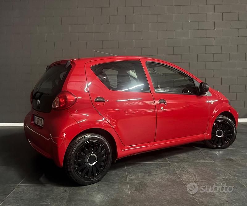 Usata Toyota Aygo 67 CV (49 kW) 2008 Rosso Utilitaria