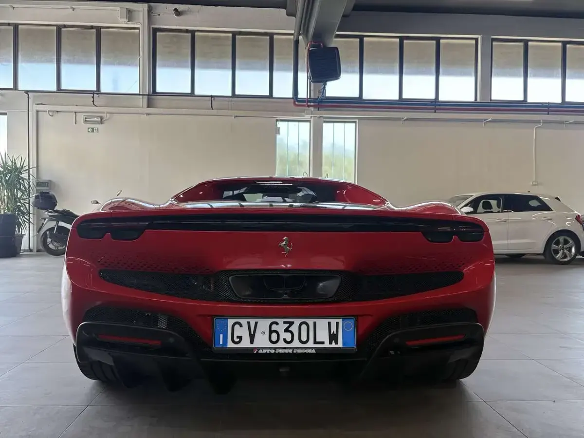 Usata Ferrari 296 829 CV (609 kW) 2024 Rosso corsa Coupé