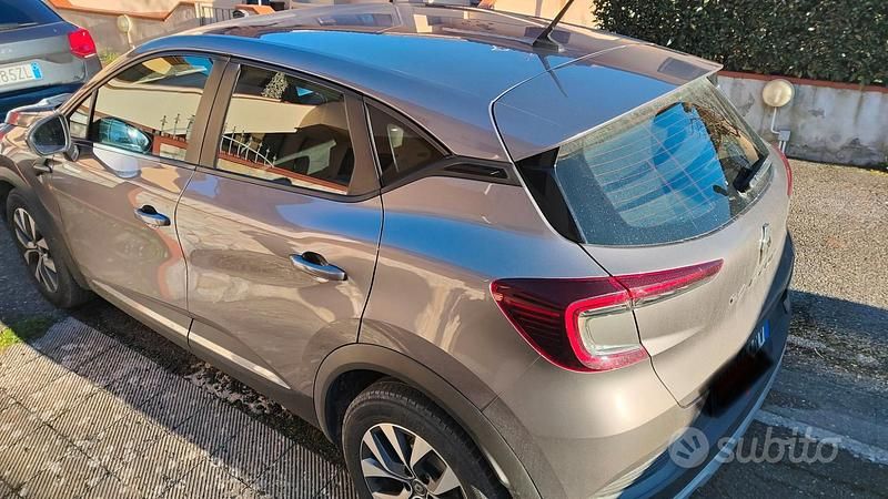 Grigio Usata 2021 Renault Captur Zen SUV | 14.500 € (Buon prezzo) - Immagine 1/4