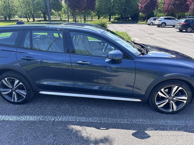 Usata Volvo V60 CC 2022 Blu Station wagon