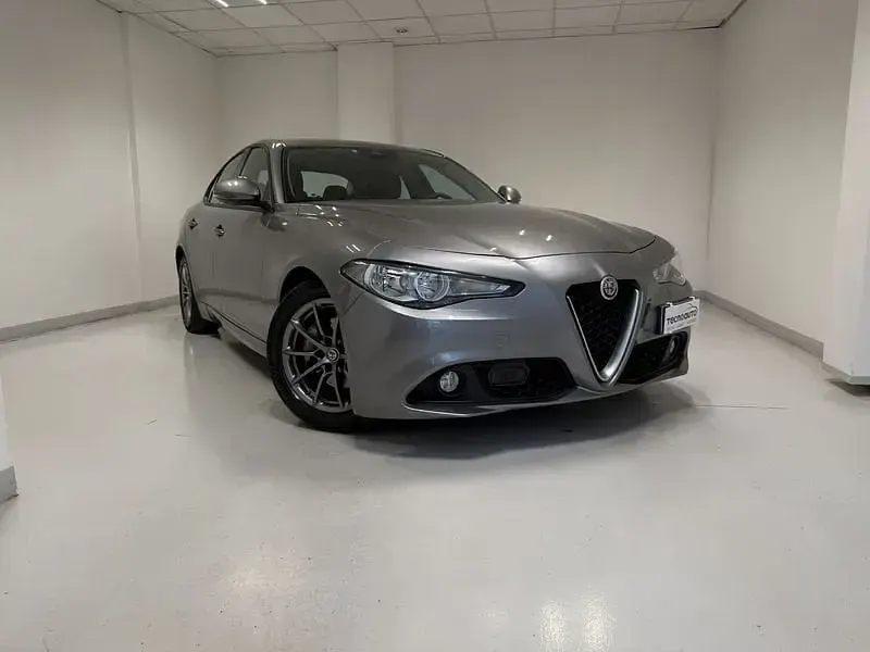 Usata Alfa Romeo Giulia Business 150 CV (110 kW) 2017 Grigio Berlina