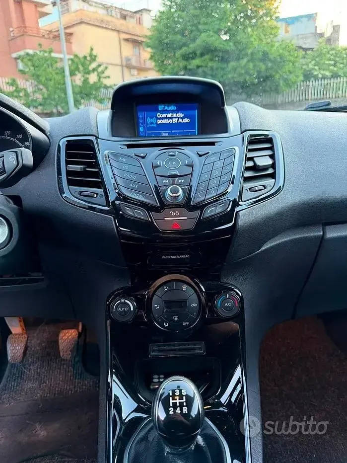 Usata Ford Fiesta Titanium 95 CV (69 kW) 2015 Grigio Utilitaria