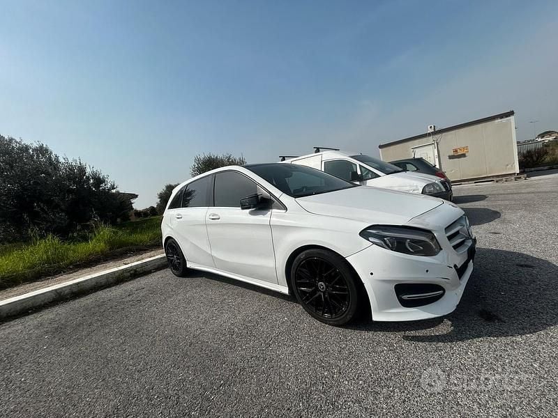 Usata Mercedes B180 AMG 109 CV (80 kW) 2018 Bianco Utilitaria