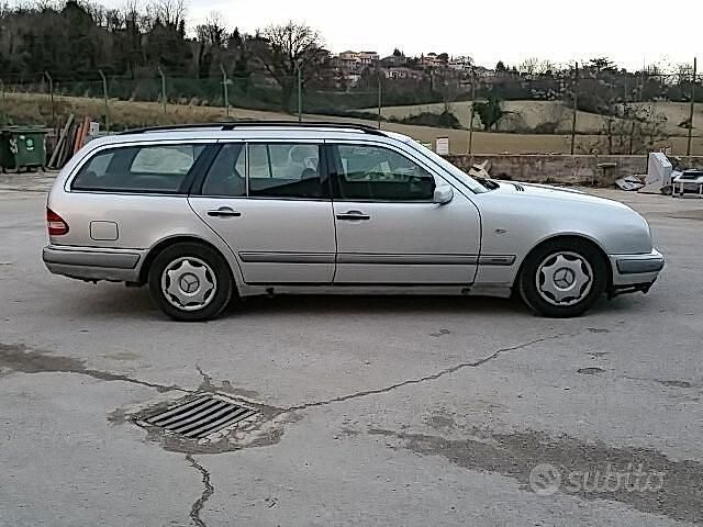 Usado Mercedes E200 Elegance 136 CV (100 kW) 1996 Gris Familiar
