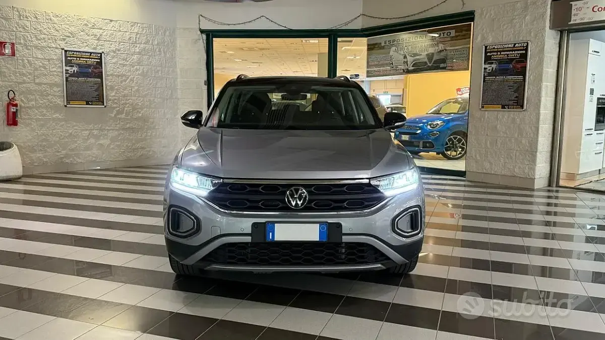 Usata VW T-Roc Life 116 CV (85 kW) 2024 Grigio SUV