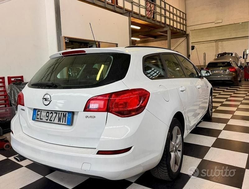 Usata Opel Astra 140 CV (102 kW) 2012 Bianco Station wagon