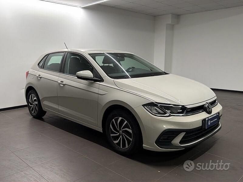 Usata VW Polo Life 95 CV (69 kW) 2023 Grigio Utilitaria