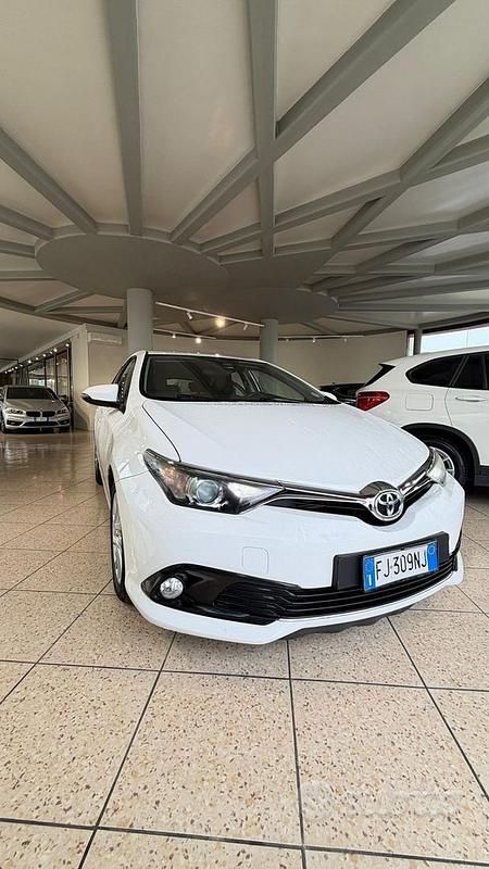 Usata Toyota Auris Business Edition 112 CV (82 kW) 2017 Bianco Berlina