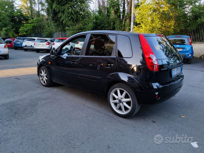 Usata 2008 Ford Fiesta Due volumi | 1690 € (Buon prezzo) - Immagine 1/4