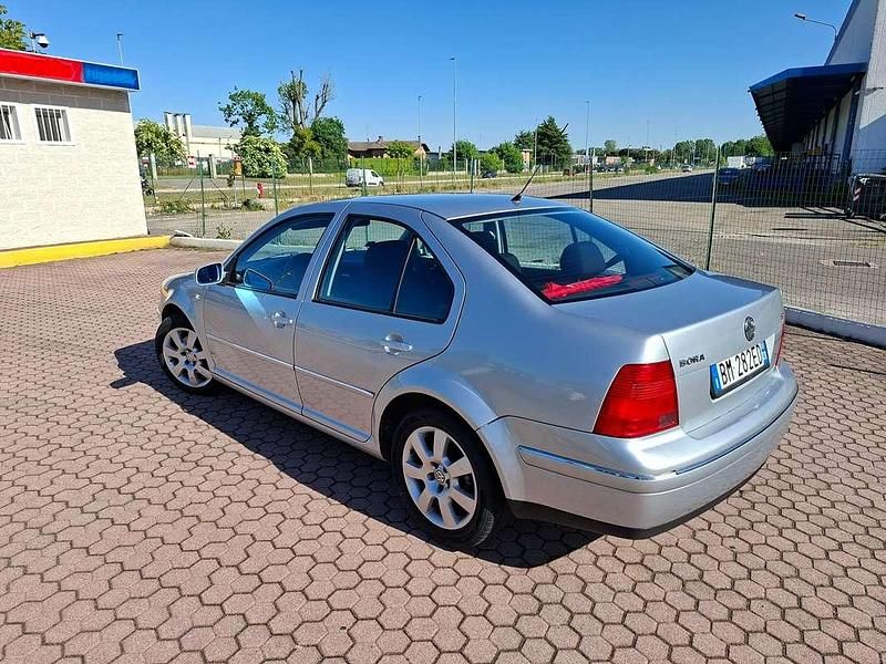 Usado VW Bora Highline 105 CV (77 kW) 2001 Plateado Berlina
