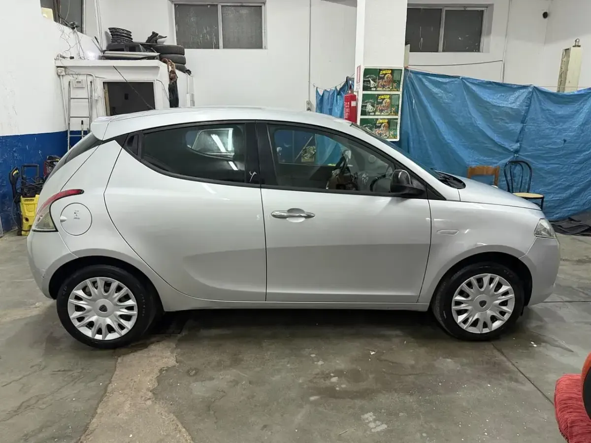 Usata Lancia Ypsilon Silver 69 CV (50 kW) 2014 Argento Utilitaria