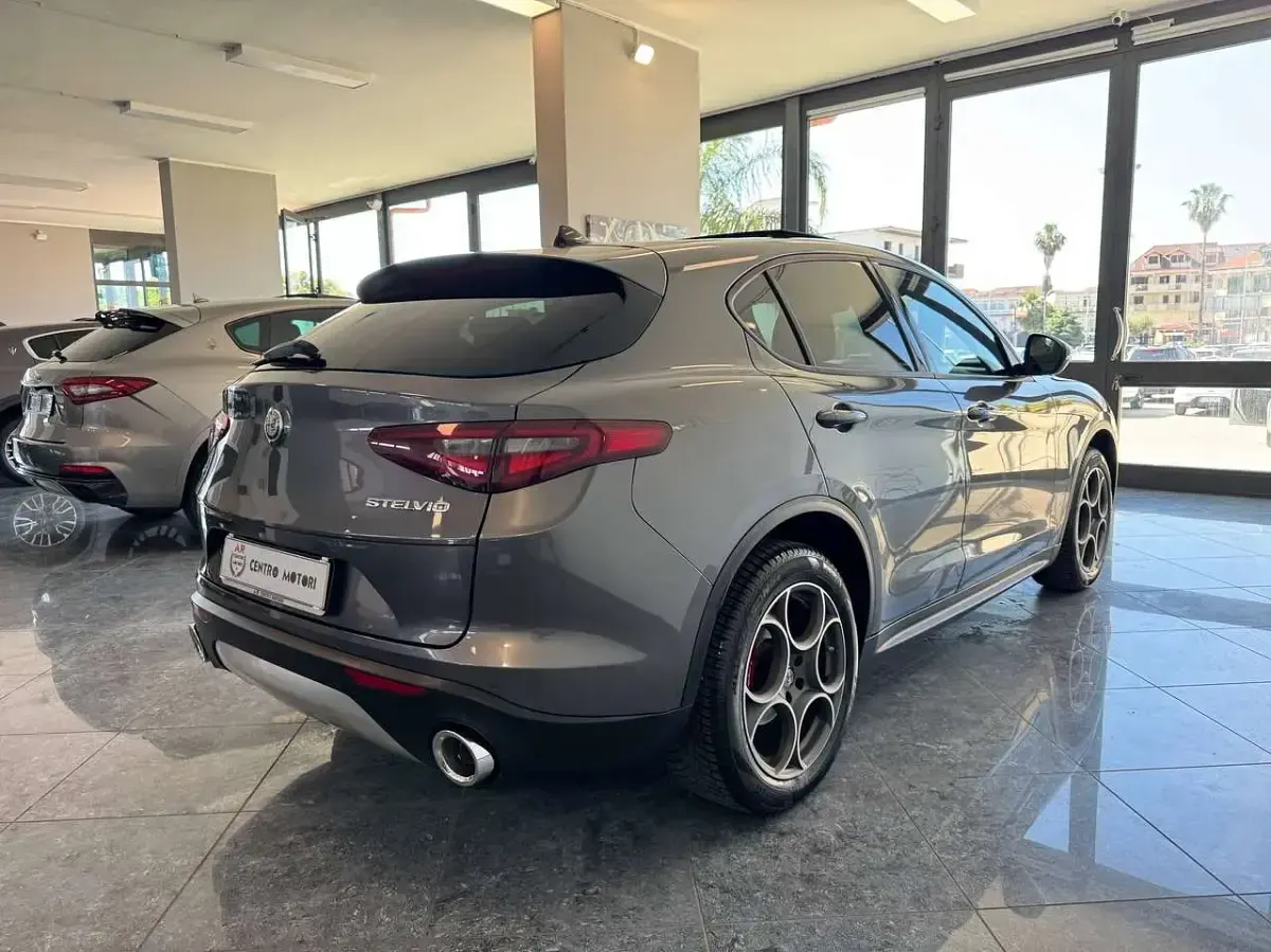 Usata Alfa Romeo Stelvio 210 CV (154 kW) 2018 Grigio vesuvio metallic SUV