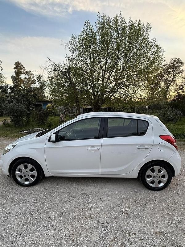 Usata Hyundai i20 78 CV (57 kW) 2012 Bianco Utilitaria