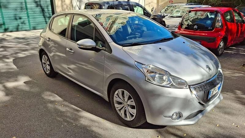 Argento Usata 2015 Peugeot 208 Active Utilitaria | 4500 € (Super prezzo) - Immagine 1/4
