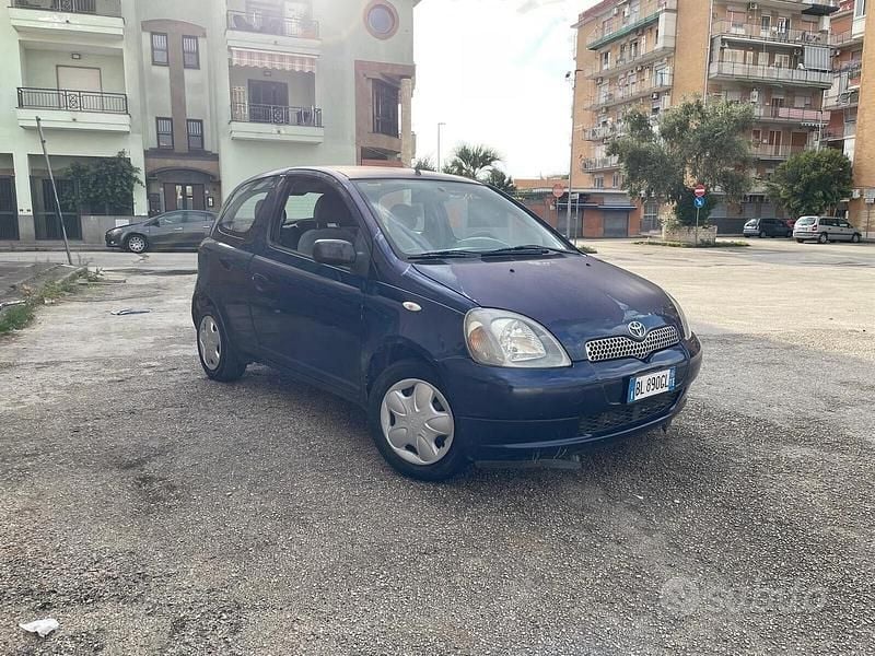 Begagnad Toyota Yaris 67 HK (49 kW) 2000 Blå Sedan