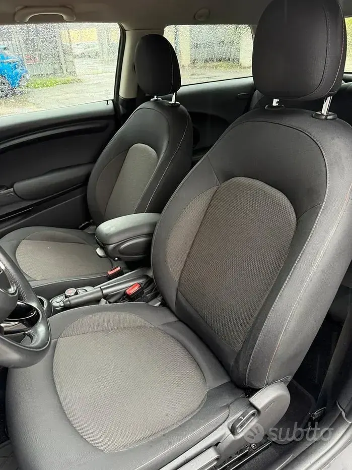 Usata Mini ONE 75 CV (55 kW) 2020 Grigio Utilitaria